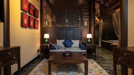 Phòng khách được trang trí theo chủ đề tôn vinh trang phục truyền thống