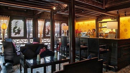 Quầy Bar được thiết kế độc đáo theo phong cách cung đình