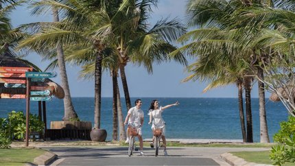 Du khách đạp xe, dạo chơi resort