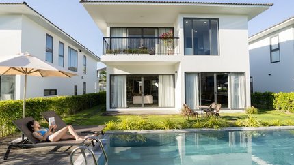 Thư giãn tại bể bơi trong villa