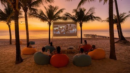 Xem phim trên bãi biển