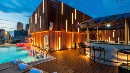 Quầy bar trên tầng 10 vào một buổi xế chiều