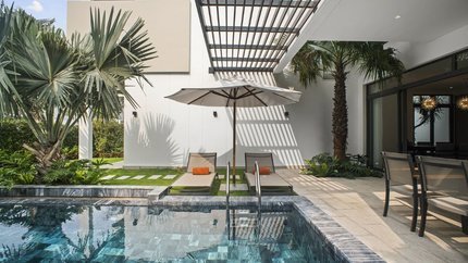 Hồ bơi rộng lớn tại villa