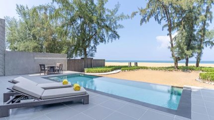 Bể bơi ngay sát biển