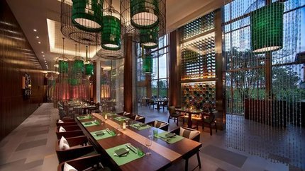 Nhà hàng Rice Bowl chủ yếu phục vụ các món Châu Á