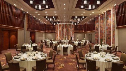 Phòng tổ chức sự kiện được trang bị đầy đủ âm thanh, ánh sáng