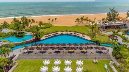 Bể bơi ngoài trời rộng lớn