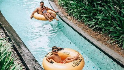 Du khách thích thú với thiết kế hồ bơi mới lạ