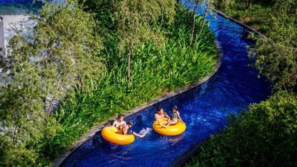 Bể bơi uốn lượn quânh khuôn viên resort