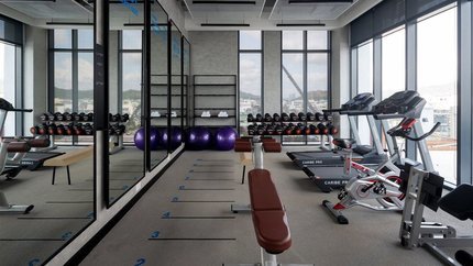Phòng tập gym với không gian thoáng đãng.