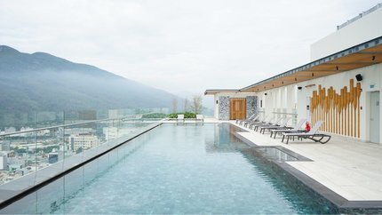 Hồ bơi vô cực ngoài trời