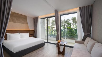 Phòng có sofa, có cửa kính lớn