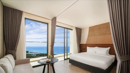 Cửa kính lớn hướng ra biển