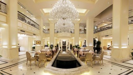 Sảnh khách sạn rộng lớn và sang trọng