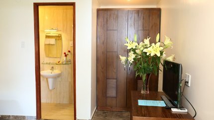 Phòng được lát gỗ rất lịch sự