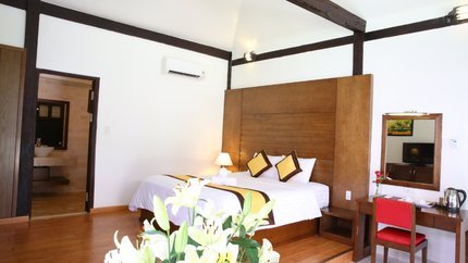 không gian phòng lát gỗ sang trọng