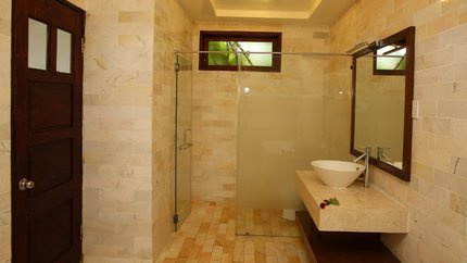 Phòng tắm gọn gàng sạch sẽ, đầy đủ tiện nghi