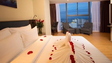 Giường ngủ rộng, phòng thoáng nhờ cửa kính lớn