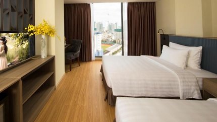 Sàn nhà lát gỗ, cửa kính hướng ra thành phố