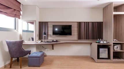 Tiện ích đầy đủ, phòng có ti vi, bàn làm việc