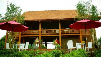 Phía ngoài phòng ngủ kiểu Nhật tại Arena Village resort 3 sao