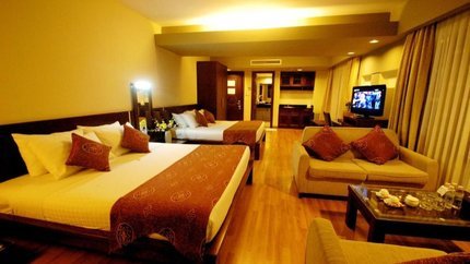 Sàn nhà lát gỗ, phòng có ghế sofa