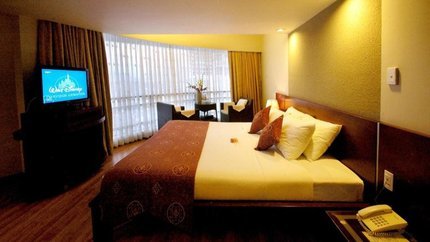 Nội thất sang trọng, phòng có tivi, cửa sổ