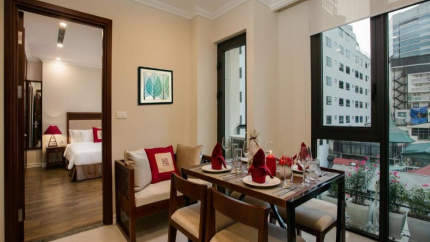 Bàn ăn tại phòng Au Coeur Comfort, Au Coeur d’Hanoi 3*