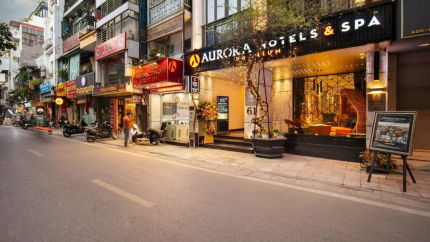 Bên ngoài khách sạn Aurora Hà Nội