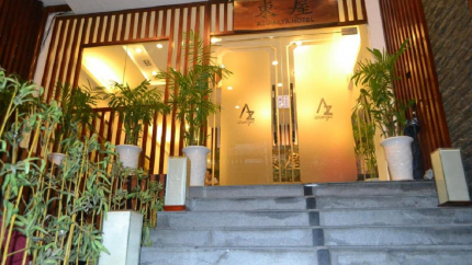 Bên ngoài khách sạn