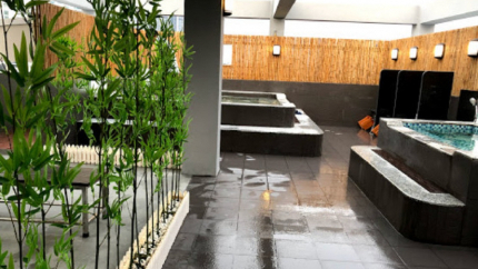 Bồn Tắm Nước Nóng