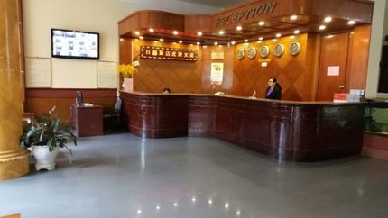 Quầy lễ tân trong khách sạn