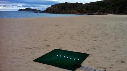 Hoạt động chơi golf trên bãi biển