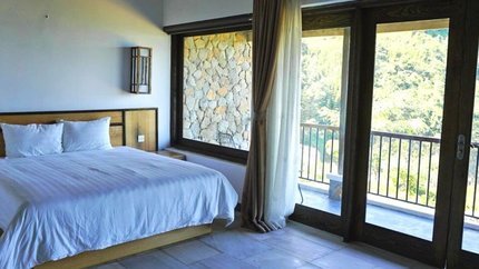 Phòng Junior Suite trang bị cửa kính lớn