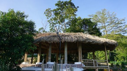 Quầy bar bên hồ bơi tại khách sạn