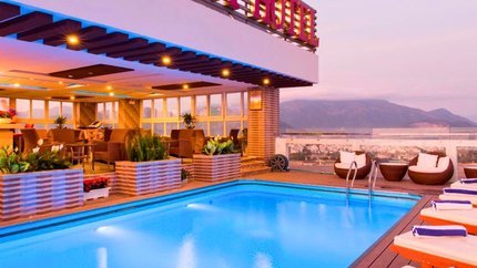 Bể bơi tại tầng thượng khách sạn