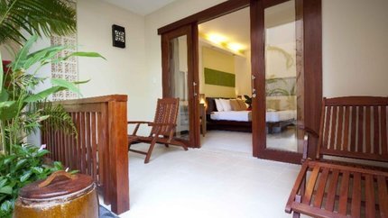 Ban công nhỏ xinh hướng ra sân vườn