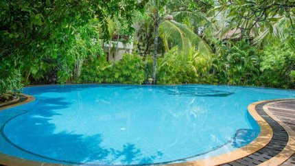 Xung quang bể bơi được bao phủ với những hàng cây xanh tươi