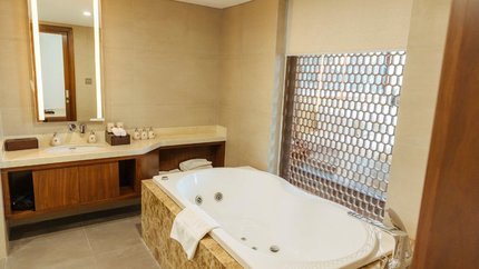 Phòng tắm với bồn sục hiện đại