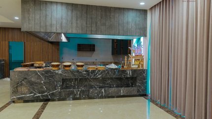 Quầy buffet với đa dạng món