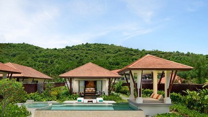 Toàn bộ Beach Pool Villa khi nhìn từ bên ngoài