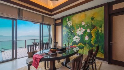 Bàn ăn tại Three-Bedroom Seaview Hill Pool Villa