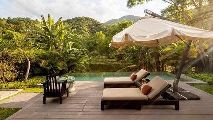 Ghế nằm tại One-Bedroom Seaview Hill Pool Villa