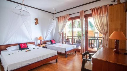 Giường ngủ thoải mái, cửa kính thoáng