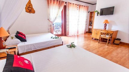 Sàn nhà lát gỗ, phòng có bàn làm việc