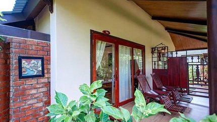 Du khách có thể thư giãn tại phần hiên bungalow