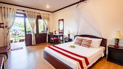 Phòng rất thoáng nhờ cửa chính và cửa sổ lớn