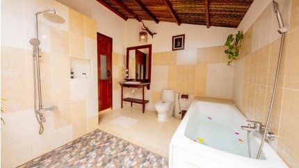 Phòng tắm rất rộng, có bồn tắm, vòi sen