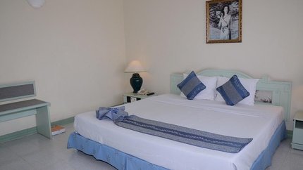 Phòng có bàn làm việc, thiết kế đơn giản