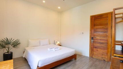 Phòng được lát gỗ rất sang trọng